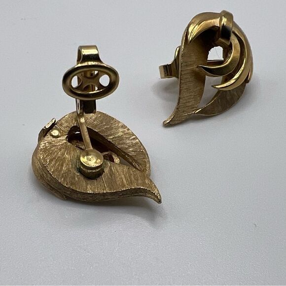Vintage Trifari Gold Leaf Clip On Earrings - Picture 5 of 6